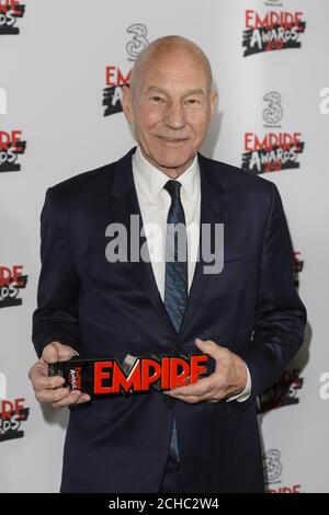 Sir Patrick Stewart in camera i vincitori a tre Empire Awards tenutosi presso il Roundhouse di Chalk Farm, Londra. Foto Stock