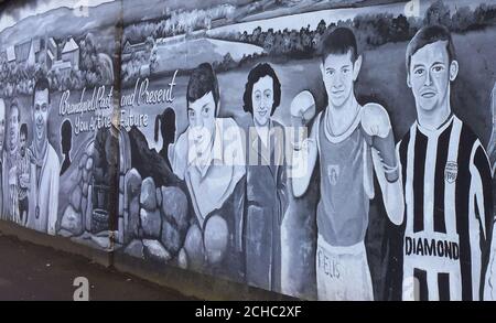 Un murale in Brandywell, Derry di Ryan McBride (destra) come il nordirlandese football club capitano è stato una fonte di ispirazione per i compagni di squadra, il suo lato ha detto. Foto Stock