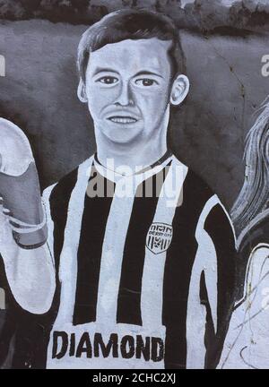 Un murale a Brandywell, Derry di Ryan McBride come capitano della squadra di calcio dell'Irlanda del Nord è stato un'ispirazione per i compagni di squadra, ha detto il suo lato. Foto Stock