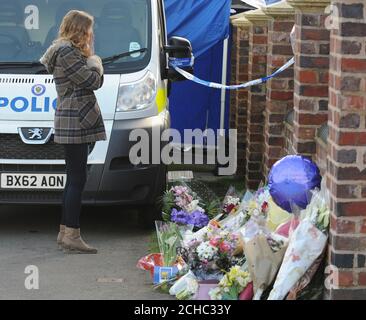 Lydia Wilkinson, la figlia delle vittime di stabing Peter e Tracey Wilkinson, vede i tributi floreali alla sua casa di famiglia a Stourbridge, West Midlands. Foto Stock