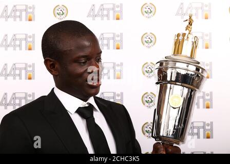 N'Golo Kante di Chelsea che ha vinto il premio PFA Players Payer of the Year durante i premi PFA 2016 al Grosvenor House Hotel di Londra. Foto Stock