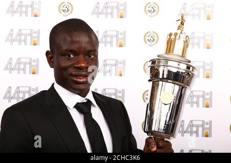 N'Golo Kante di Chelsea che ha vinto il premio PFA Players Payer of the Year durante i premi PFA 2016 al Grosvenor House Hotel di Londra. Foto Stock