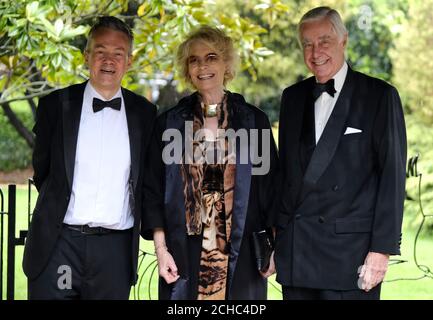 Direttore generale di ZSL Ralph Armond, Principessa Michael di Kent, presidente del consiglio di sviluppo ZSL Rupert Hambro partecipa al gala annuale di raccolta fondi internazionale della Zoological Society of London, Safari in the City, allo ZSL London Zoo. Foto Stock