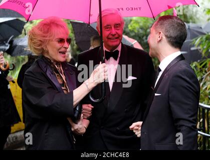 La principessa Michael di Kent, presidente del consiglio di sviluppo ZSL Rupert Hambro e James Wren (a destra) partecipano al gala annuale di raccolta fondi internazionali della Zoological Society of London, Safari in the City, allo ZSL London Zoo. Foto Stock