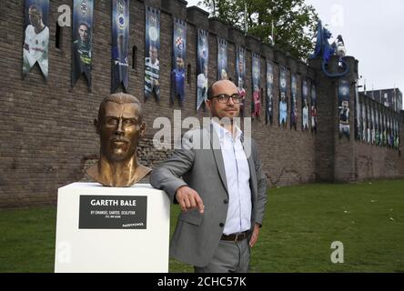 L'artista Emanuel Santos, l'uomo dietro il famigerato busto di Cristiano Ronaldo, svela un busto del calciatore del Real Madrid Gareth Bale di fronte allo Stadio Nazionale del Galles, commissionato da Paddy Power, in vista della finale di Champions League di questo weekend a Cardiff. Foto Stock