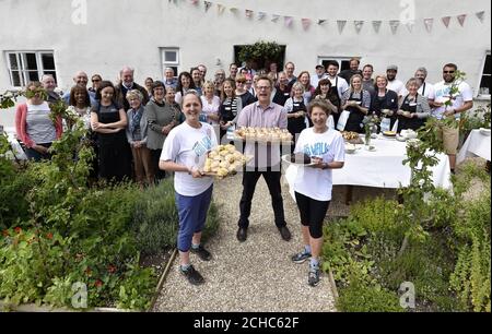 USO EDITORIALE SOLO Hugh Fearnley-Whittingstall (centro) ospita una festa del tè per la Grande passeggiata, un'iniziativa del progetto Eden, presso il suo quartier generale River Cottage ad Axminster, Devon. Foto Stock