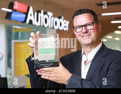 USO EDITORIALE SOLO Ken McConomy di Jaguar con il premio Auto Trader New Car of the Year, in occasione dei premi inaugurali Auto Trader New Car Awards tenuti presso la sede centrale della società, Londra. Foto Stock