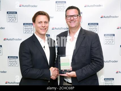 SOLO PER USO EDITORIALE Ken McConomy di Jaguar (a destra) riceve il premio New Car of the Year da Ian Plummer, produttore di Auto Trader e direttore dell'agenzia, in occasione dei premi inaugurali Auto Trader New Car Awards che si tengono presso la sede centrale della società, Londra. Foto Stock