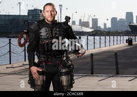 USO EDITORIALE SOLO l'inventore britannico Richard Browning, conosciuto come &Ocirc;Real-life Iron Man&Otilde;, dimostra la sua tuta da volo jet-powered come parte della London Tech Week a Victoria Dock Square, Londra. Foto Stock