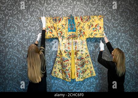 Romy Clark (a sinistra) e May Matthews da Bonhams Edinburgh mostrano un abito di seta ricamata cinese della dinastia Qing (stima £800-1,200) durante una chiamata fotografica per la vendita imminente della casa e degli interni, e la vendita di Sporting e della fauna selvatica, a Bonhams, Edinburgo, il 23 settembre 2020. Foto Stock