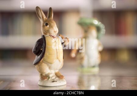 USO EDITORIALE SOLO UNA statuina Beatrix Potter Peter Rabbit in mostra a Larkin: New Eyes ogni anno, una mostra che apre questa settimana presso la Biblioteca Brynmor Jones dell'Università di Hull come parte delle celebrazioni Hull UK City of Culture 2017. Offre un nuovo modo di avvicinarsi alla vita e al lavoro di Philip Larkin, che è stato descritto come il poeta preferito della Gran Bretagna. Foto Stock