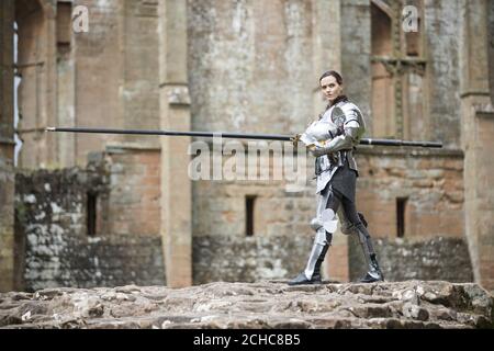 Embargo al 0001 mercoledì 19 luglio L'USO EDITORIALE SOLO la medaglia d'oro del Double Olympic Victoria Pendleton impara a gioire come parte del lancio della Stagione Cavalieri medievale del Patrimonio Inglese, al Castello di Kenilworth nel Warwickshire. Foto Stock