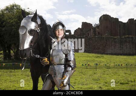 USO EDITORIALE SOLO la medaglia d'oro del doppio olimpico Victoria Pendleton impara a gioire come parte del lancio della Stagione medievale dei Cavalieri del Patrimonio Inglese, al Castello di Kenilworth nel Warwickshire. Foto Stock