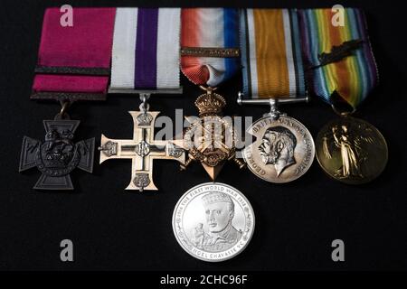 IMBARAZZATO AL 0001 LUNEDI 31 LUGLIO EDITORIALE UTILIZZARE SOLO UNA moneta commemorativa &libbra;5, che onora il primo eroe della guerra mondiale Capitano Noel Chavasse, svelato dalla zecca reale al Museo Imperiale della Guerra di Londra, insieme alla sua Croce Victoria che fa parte della collezione Lord Ashcroft. Foto Stock