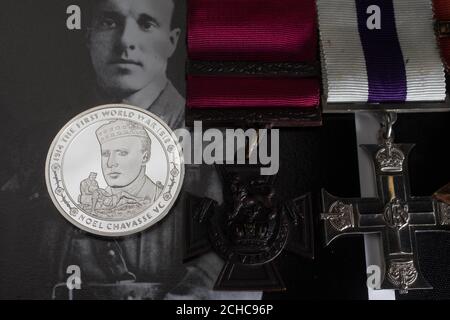 IMBARAZZATO AL 0001 LUNEDI 31 LUGLIO EDITORIALE UTILIZZARE SOLO UNA moneta commemorativa &libbra;5, che onora il primo eroe della guerra mondiale Capitano Noel Chavasse, svelato dalla zecca reale al Museo Imperiale della Guerra di Londra, insieme alla sua Croce Victoria che fa parte della collezione Lord Ashcroft. Foto Stock