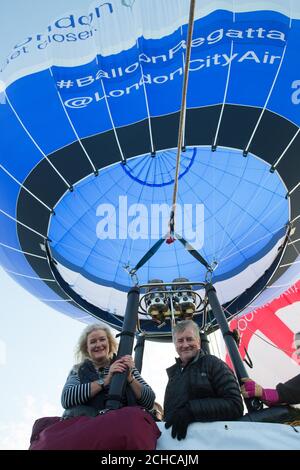 Alison Fitzgerald COO dell'aeroporto di London City e Declan Collier, CEO dell'aeroporto di London City, lanciano 30 mongolfiere dalla pista all'aeroporto di London City come parte della regata delle mongolfiere Lord Mayors. Foto Stock