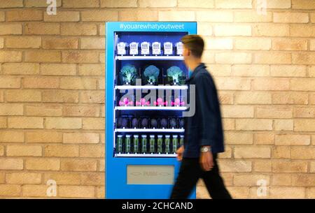 I giovani studiano un distributore automatico gratuito, che sarà distribuito alla Birmingham City University da Barclays questo fresco di quindici giorni e presenta articoli popolari per gli studenti moderni. PREMERE ASSOCIAZIONE. Data di emissione: Mercoledì 13 2017 settembre. La ricerca di Barclays rivela, a differenza delle loro controparti degli anni '90 che indulgono in sigarette e alcol, che le abitudini studentesche della 'generazione Z' mostrano olio di cocco, patate dolci e tisane stanno raggiungendo la parte superiore della loro lista della spesa. La spesa di avocado è aumentata del 266% nel corso dell'ultimo decennio con loro che sono stati consumati la maggior parte nelle città di Oxford e. Foto Stock