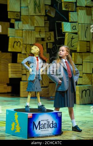 USO EDITORIALE SOLO attrice Emma Moore, che interpreta Matilda nella mostra teatrale della Royal Shakespeare Company Matilda il teatro musicale al Cambridge Theatre si erge con un unico mattone LEGO del personaggio &Ocirc;Matilda&Otilde; per celebrare il Roald Dahl Day, che segna il compleanno dello storyteller il 13 settembre, a Londra. Foto Stock