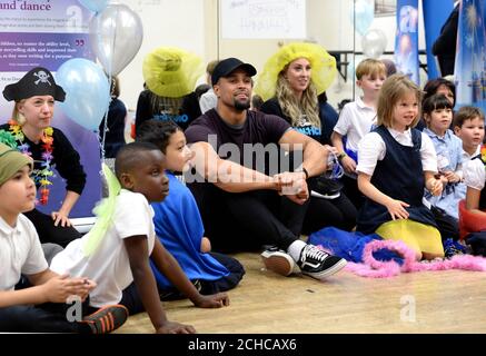 Ashley Banjo (centro) ospita un laboratorio di danza con i bambini della Chisenhale Primary School come parte del programma Fit to Dance prima che Disney on Ice arrivasse nel Regno Unito questo autunno. PREMERE ASSOCIAZIONE. Data foto: Mercoledì 13 2017 settembre. Disney su ghiaccio presenta ÔPassport to Adventure' che presenta il Re Leone, la Sirenetta, Frozen e Peter Pan. Ogni spettacolo inizia con un pre-spettacolo Fit to Dance che invita il pubblico a riscaldarsi con i personaggi di Zootropolis prima dell'inizio dello skating. Lo spettacolo sarà in tournée nel Regno Unito dal 22 settembre al 30 dicembre in visita a Glasgow, Foto Stock