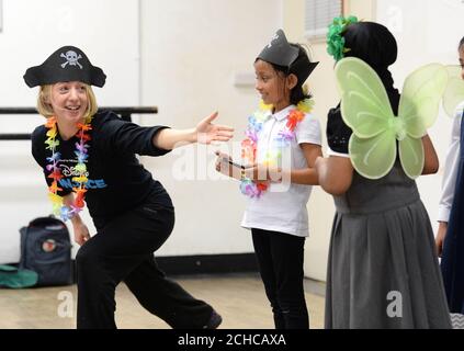 USO EDITORIALE SOLO i bambini della scuola primaria di Chisenhale ballano con i pattinatori Disney su ghiaccio in un workshop Fit to Dance davanti a Disney su ghiaccio in arrivo nel Regno Unito questo autunno. PREMERE ASSOCIAZIONE. Data foto: Mercoledì 13 2017 settembre. Disney su ghiaccio presenta ÔPassport a AdventureÕ che presenta il Re Leone, la Sirenetta, Frozen e Peter Pan. Ogni spettacolo inizia con un pre-spettacolo Fit to Dance che invita il pubblico a riscaldarsi con i personaggi di Zootropolis prima dell'inizio dello skating. Lo spettacolo sarà in tournée nel Regno Unito dal 22 settembre al 30 dicembre in visita a Glasgow, Newcastle, Man Foto Stock