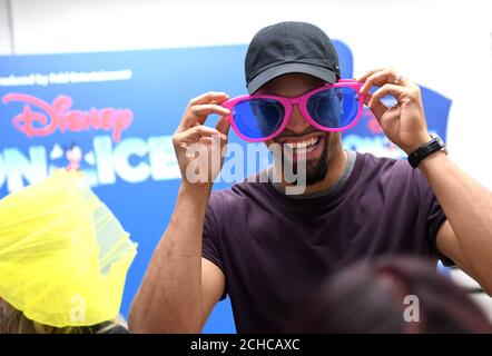 USO EDITORIALE SOLO Ashley Banjo ospita un laboratorio di danza con i bambini della scuola primaria di Chisenhale come parte del programma Fit to Dance prima di Disney su Ice che arriva nel Regno Unito questo autunno. PREMERE ASSOCIAZIONE. Data foto: Mercoledì 13 2017 settembre. Disney su ghiaccio presenta ÔPassport a AdventureÕ che presenta il Re Leone, la Sirenetta, Frozen e Peter Pan. Ogni spettacolo inizia con un pre-spettacolo Fit to Dance che invita il pubblico a riscaldarsi con i personaggi di Zootropolis prima dell'inizio dello skating. Lo spettacolo sarà in tournée nel Regno Unito dal 22 settembre al 30 dicembre in visita a Glasgow, Foto Stock