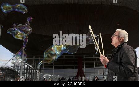 USO EDITORIALE SOLO il paziente John Collins, che soffre di fibrosi polmonare idiopatica (IPF), crea una grande bolla per evidenziare la sua condizione polmonare chiamato, al Senedd a Cardiff. PREMERE ASSOCIAZIONE. Data foto: Mercoledì 20 2017 settembre. La British Lung Foundation ha lanciato un programma di assistenza migliore che suggerisce modi per migliorare i trattamenti e il sostegno ai pazienti affetti da IPF. La malattia è caratterizzata da cicatrici nei polmoni con piccole bolle che hanno un aspetto 'nido d'ape' e audio registrato su stetoscopi dal petto della gente che registrano un suono di gorgogliamento. Ci sono circa 2,100 pe Foto Stock