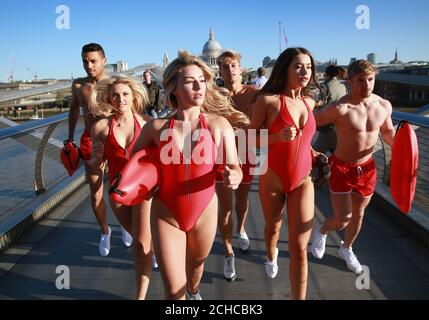 SOLO PER USO EDITORIALE (da sinistra a destra) Javier Cid, Heather Enring, Annie Nicholl, Ruben Slecton, Katie Groark e Andrew Davidson ricreano oggi l'iconica scena di Beach run sul Millennium Bridge di Londra per celebrare l'uscita di Baywatch, Disponibile su Digital, Blu-ray e DVD lunedì 25 settembre. PREMERE ASSOCIAZIONE. Data immagine: Venerdì 22 settembre 2017. Il credito fotografico dovrebbe essere: Matt Alexander/PA Wire Foto Stock