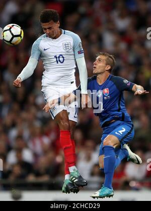 L'Inghilterra del dele Alli e Slovacchia Peter Pekarik battaglia per la sfera durante il 2018 FIFA World Cup qualifica, Gruppo F corrisponde allo stadio di Wembley, Londra. Foto Stock