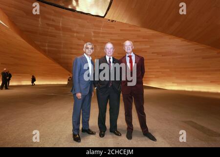 SOLO PER USO EDITORIALE (da sinistra a destra) Sindaco di Londra Sadiq Khan, Michael Bloomberg e Lord Norman Foster, Foster + Partners, partecipa all'apertura di Bloomberg Arcade, una nuova sala ristorante pedonale progettata da Foster + Partners presso la nuova sede europea di Bloomberg nella città di Londra. Foto Stock