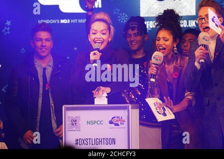 SOLO PER USO EDITORIALE Rita ora preme il pulsante all'interruttore luci di Natale di Oxford Street nel centro di Londra, in collaborazione con la campagna NSPCC&Otilde;s &Ocirc;Light Up Christmas for Children&Otilde;. Foto Stock