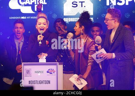 SOLO PER USO EDITORIALE Rita ora preme il pulsante all'interruttore luci di Natale di Oxford Street nel centro di Londra, in collaborazione con la campagna "Light Up Christmas for Children" dell'NSPCC. Foto Stock