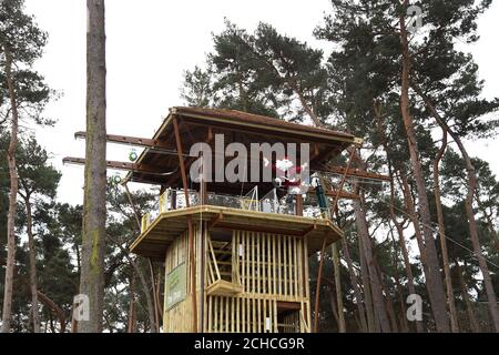 Santa salta dalla cima del drop, una torre alta 15 metri che ha recentemente aperto al Centre Parcs Woburn Forest per celebrare l'arrivo del Winter Wonderland in tutti i villaggi del Center Parcs. Foto Stock