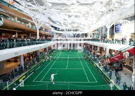 L'ex campione di Wimbledon Pat Cash gioca a tennis contro Johanna Konta della Gran Bretagna per celebrare l'uscita del nuovo film di tennis 'Battle of the Sexes', in collaborazione con Cereal bar Nature Valley, a Westfield London in Shepherd's Bush. Foto Stock