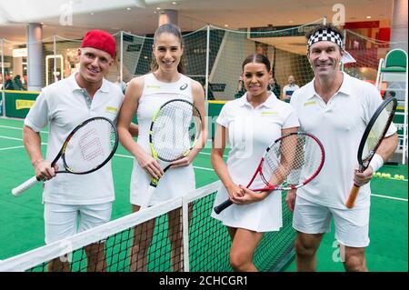 (Da sinistra a destra) Jamie Laing del made in Chelsea e Johanna Konta della Gran Bretagna giocano a tennis contro l'unico modo è la stella dell'Essex Jessica Wright e l'ex campione di Wimbledon Pat Cash per celebrare l'uscita del nuovo film di tennis 'Battaglia dei sessi', in collaborazione con il cereale bar Nature Valley, A Westfield London in Shepherd's Bush. Foto Stock