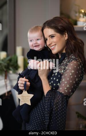 USO EDITORIALE SOLO Binky Felstead con sua figlia India, di 6 mesi, lancia la campagna Aptaclub's Christmas Wishes a Londra. PREMERE ASSOCIAZIONE. Foto. Data immagine: Martedì 12 dicembre 2017. La campagna Christmas Wishes di Aptaclub sostiene Mummy's Star, l'unica associazione benefica nel Regno Unito e in Irlanda dedicata alle donne e alle loro famiglie colpite dal cancro durante la gravidanza e poco dopo la nascita. Il credito fotografico dovrebbe essere: David Parry/PA Wire Foto Stock