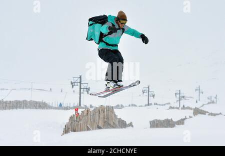 SOTTOPOSTO A EMBARGO AL 0001 LUNEDÌ 22 GENNAIO L'EDITORIALE UTILIZZA SOLO il pilota Deliveroo Jake Yuill-Kirkwood in formazione, in quanto fornisce una delle prime consegne di neve del Regno Unito a Glencoe in Scozia. PREMERE ASSOCIAZIONE. Foto. Data di emissione: Lunedì 22 gennaio 2018. La società di consegna sta effettuando delle prove sulle consegne con skidoo, sci e snowboard in tutto il Regno Unito a partire dal 22 gennaio in preparazione di qualsiasi neve che colpisce il Regno Unito. Il credito fotografico dovrebbe essere: Mark Runnacles/PA Wire Foto Stock