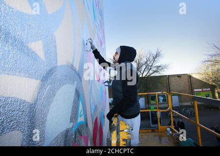 USO EDITORIALE SOLO artista El Seed con il suo murale in Arbury Court a Cambridge come parte della mostra di apertura di Kettle's Yard a Cambridge, che dopo una grande trasformazione di due anni apre al pubblico sabato 10 febbraio. PREMERE ASSOCIAZIONE. Foto. Data immagine: Giovedì 1 febbraio 2018. Il Kettle's Yard, parte del consorzio dei Musei dell'Università di Cambridge, è stato trasformato dagli architetti Jamie Fobert, mentre rende omaggio al creatore originale Jim Ede. Lo sviluppo comprende nuove importanti gallerie d'arte contemporanea, istruzione e spazi pubblici. Credito foto sh Foto Stock