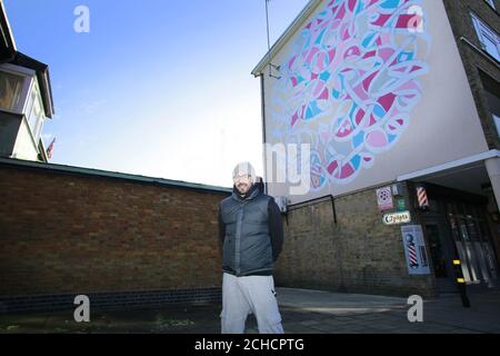 USO EDITORIALE SOLO artista El Seed con il suo murale in Arbury Court a Cambridge come parte della mostra di apertura di Kettle's Yard a Cambridge, che dopo una grande trasformazione di due anni apre al pubblico sabato 10 febbraio. PREMERE ASSOCIAZIONE. Foto. Data immagine: Giovedì 1 febbraio 2018. Il Kettle's Yard, parte del consorzio dei Musei dell'Università di Cambridge, è stato trasformato dagli architetti Jamie Fobert, mentre rende omaggio al creatore originale Jim Ede. Lo sviluppo comprende nuove importanti gallerie d'arte contemporanea, istruzione e spazi pubblici. Credito foto sh Foto Stock