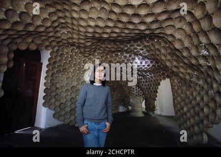 L'artista Rana Begum con la sua installazione di cestini di bambù dal titolo No. 764 cestini alla St Peter's Chapel Cambridge come parte della mostra di apertura di Kettle's Yard a Cambridge, che dopo una grande trasformazione di due anni apre al pubblico sabato 10 febbraio. PREMERE ASSOCIAZIONE. Foto. Data immagine: Giovedì 1 febbraio 2018. Il Kettle's Yard, parte del consorzio dei Musei dell'Università di Cambridge, è stato trasformato dagli architetti Jamie Fobert, mentre rende omaggio al creatore originale Jim Ede. Lo sviluppo comprende una nuova grande mostra d'arte contemporanea Foto Stock