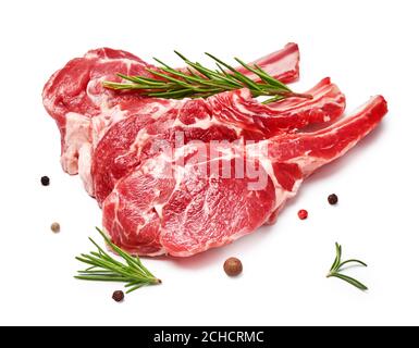 Tre pezzi di carne di montone con erbe e peperoni misti isolati su fondo bianco. Bistecche di montone con rosmarino. Foto Stock