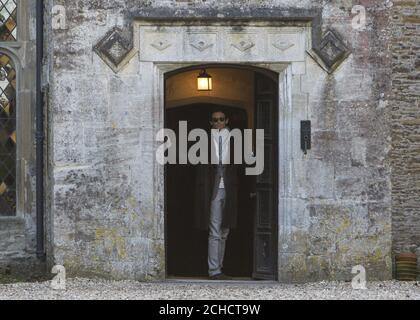 Mark-Francis Vandelli arriva alla Chavenage House di Gloucestershire, in preparazione della ÔCelebrity Haunted Mansion', che si ferma per cinque notti consecutive sul canale W da mercoledì 21 febbraio. PREMERE ASSOCIAZIONE. Foto. Data immagine: Martedì 20 febbraio 2018. Il credito fotografico dovrebbe essere: Geoff Caddick/PA Wire Foto Stock