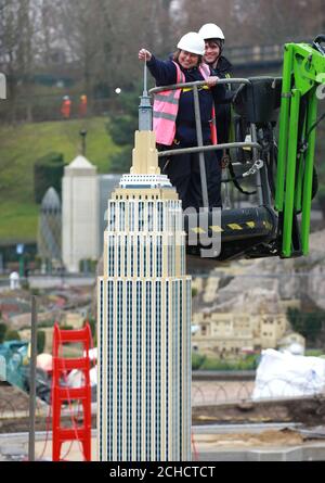 USO EDITORIALE SOLO i costruttori di modelli Paula Laughton e Tim McPhee hanno messo i tocchi finali ad un nuovo LEGO Empire state Building, che ha 71,040 mattoni e ha richiesto 700 ore per costruire, al LEGOLAND Windsor Resort. Foto Stock