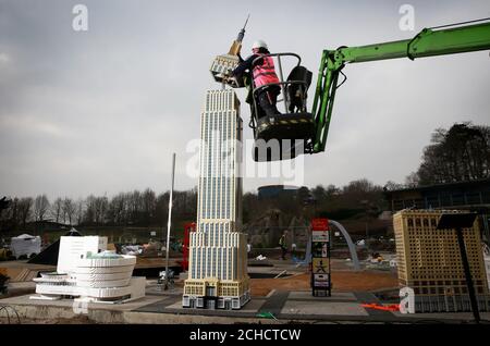 SOLO PER USO EDITORIALE Paula Laughton, la modella maker capo, aggiunge il tocco finale a un nuovo LEGO Empire state Building, che ha 71,040 mattoni e ha impiegato 700 ore per la costruzione, presso il LEGOLAND Windsor Resort. Foto Stock