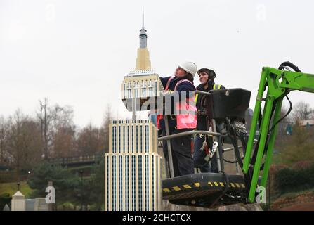 USO EDITORIALE SOLO i costruttori di modelli Paula Laughton e Tim McPhee hanno messo i tocchi finali ad un nuovo LEGO Empire state Building, che ha 71,040 mattoni e ha richiesto 700 ore per costruire, al LEGOLAND Windsor Resort. Foto Stock