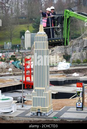 USO EDITORIALE SOLO i costruttori di modelli Paula Laughton e Tim McPhee hanno messo i tocchi finali ad un nuovo LEGO Empire state Building, che ha 71,040 mattoni e ha richiesto 700 ore per costruire, al LEGOLAND Windsor Resort. Foto Stock