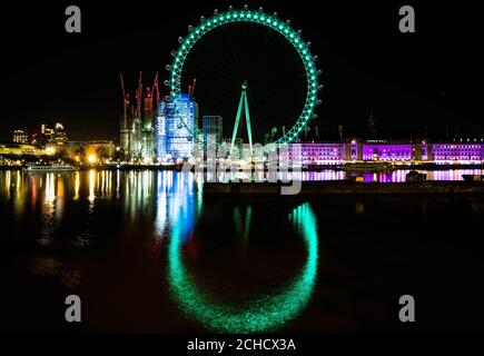 SOTTOPOSTO A EMBARGO AL 0001 VENERDÌ MARZO 16 USO EDITORIALE SOLO il London Eye è illuminato di verde da Tourism Ireland per celebrare il giorno di San Patrizio, che è questo Sabato. Foto Stock