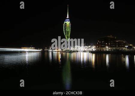 La Emirates Spinnaker Tower di Portsmouth è illuminata da Tourism Ireland per celebrare il giorno di San Patrizio, che è questo sabato. Foto Stock