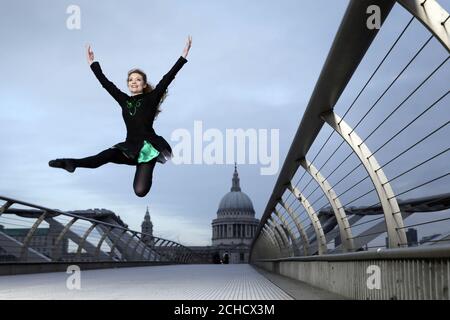 EMBARGO AL 0001 VENERDÌ 16 MARZO USO EDITORIALE SOLO i ballerini irlandesi si esibiscono sul Millennium Bridge di Londra&Otilde;s come parte della campagna di Tourism Ireland&Otilde;s per celebrare il giorno di San Patrizio, che è questo sabato. Foto Stock