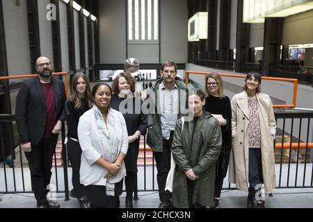 (Da sinistra a destra) Ari Benjamin Meyers, Holly Hendry, Moe-Ling Lokko, direttore della Biennale di Liverpool Sally Tallant, Paul Elliman, Janice Curbel, co-curatore della Biennale di Liverpool Kitty Scott e Rehana Zaman, partecipano al lancio del programma per la Biennale di Liverpool, L'edizione 2018 del festival dell'arte visiva contemporanea al Tate Modern di Londra. Foto Stock