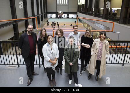 (Da sinistra a destra) Ari Benjamin Meyers, Holly Hendry, Moe-Ling Lokko, direttore della Biennale di Liverpool Sally Tallant, Janice Curbel, Paul Elliman, co-curatore della Biennale di Liverpool Kitty Scott e Rehana Zaman, partecipano al lancio del programma per la Biennale di Liverpool, L'edizione 2018 del festival dell'arte visiva contemporanea al Tate Modern di Londra. Foto Stock